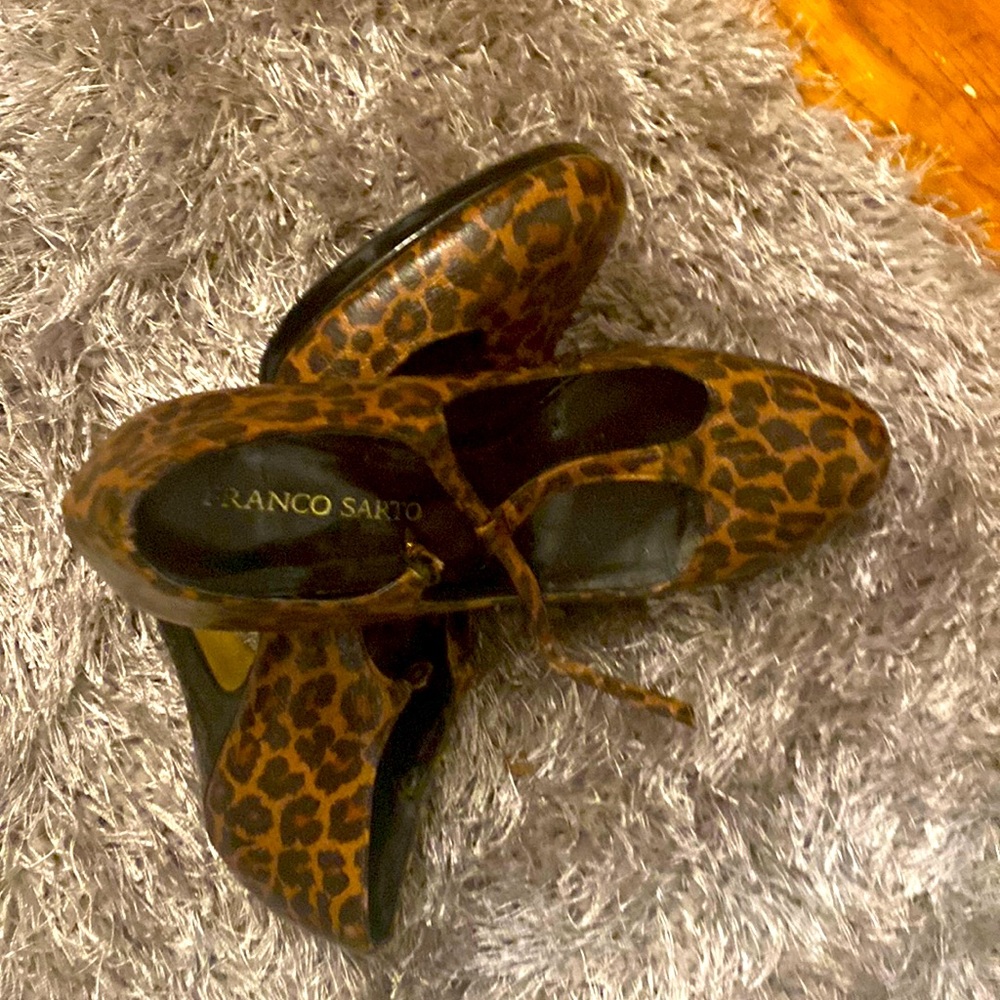 This Franco Sarto, Mary Jane size 10 animal, print shoes is comfortable